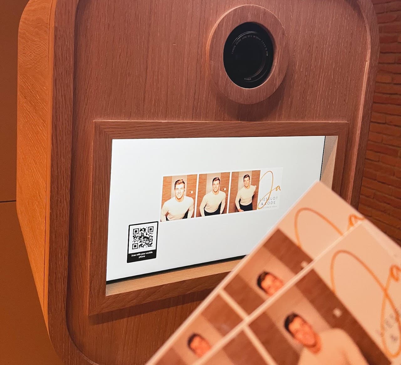 Détail d'un photobooth en bois avec impressions personnalisées